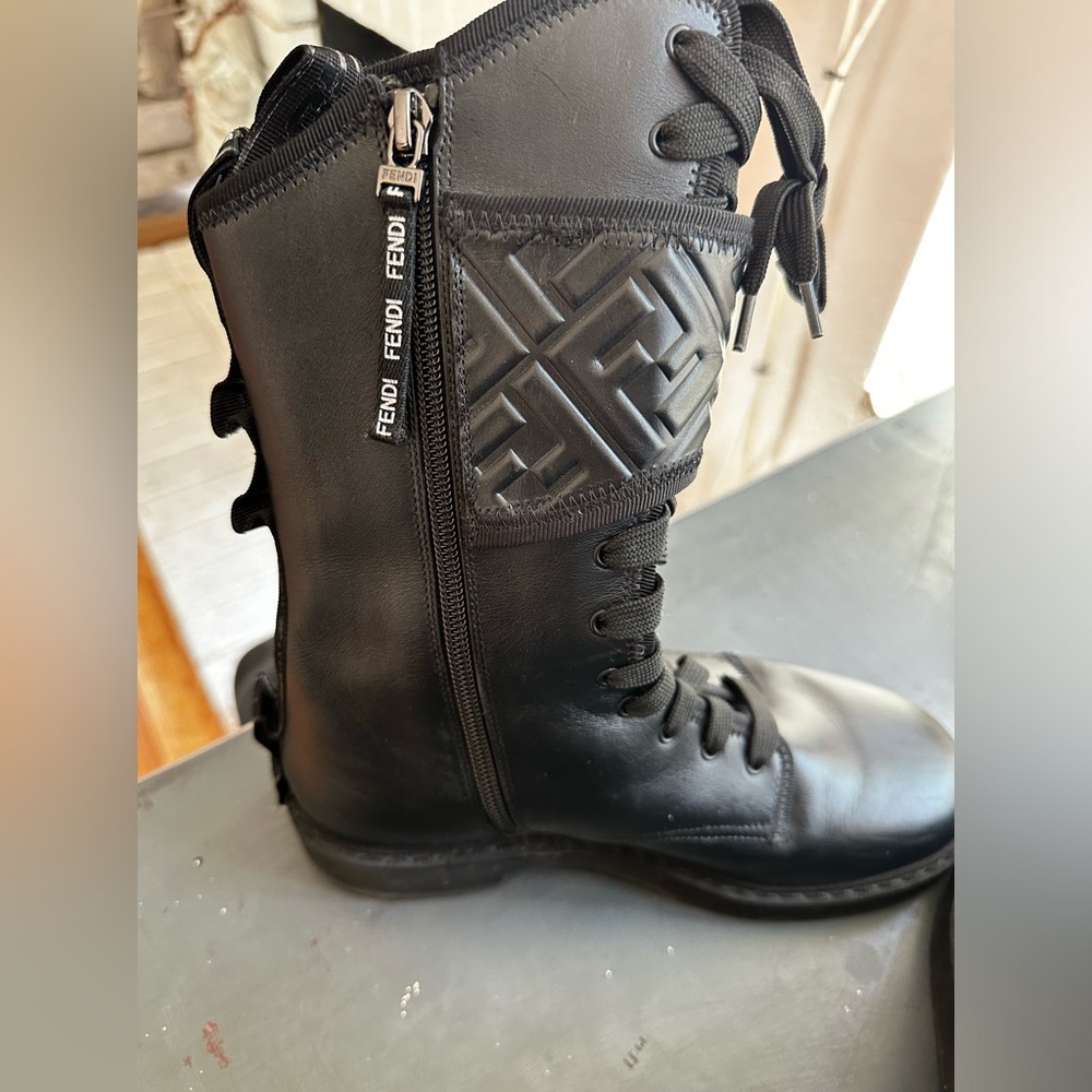 Fendi black leather lace up boot. size 6 only worn 1x excellent condition.